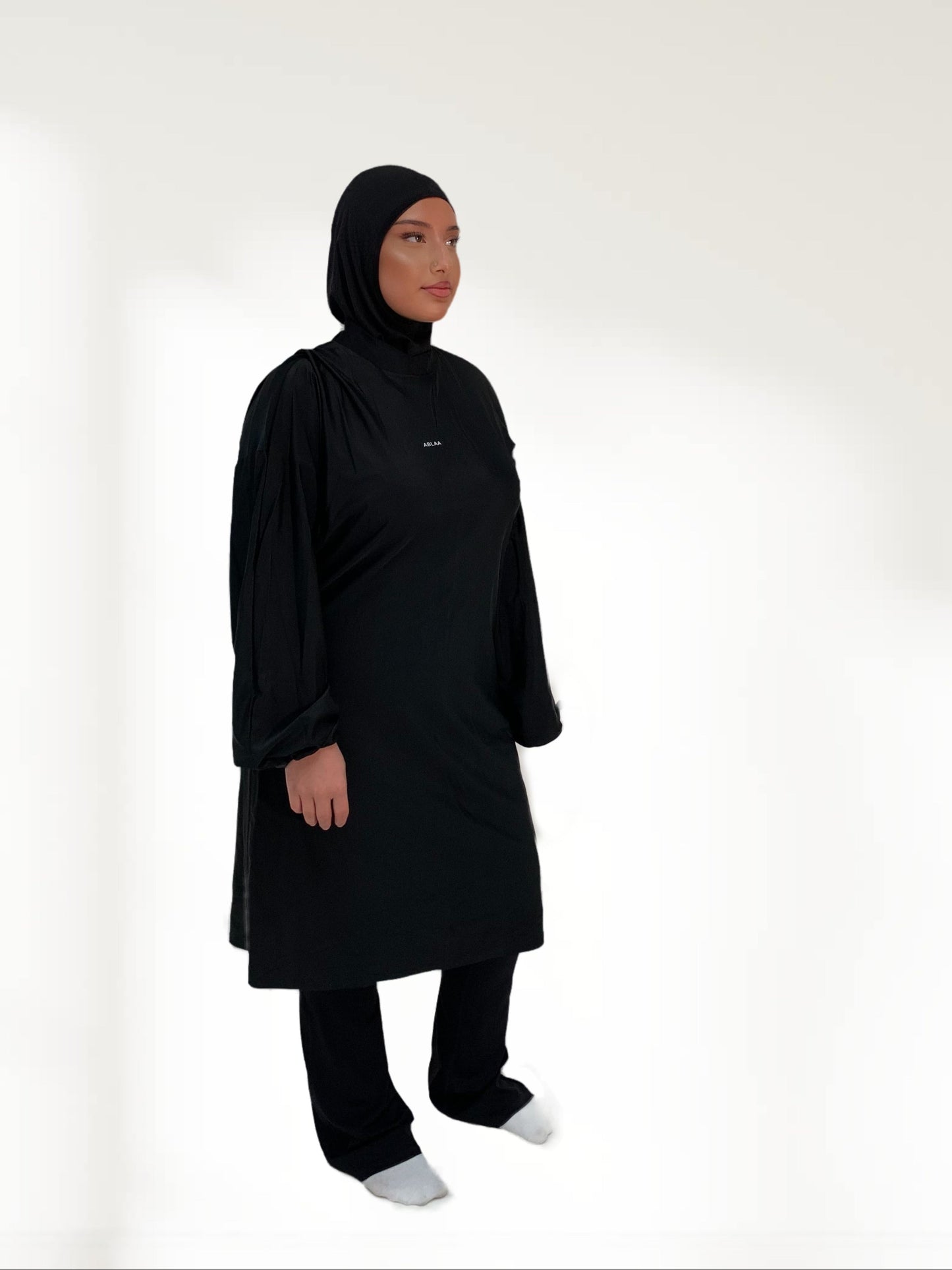 Ensemble modeste noir Ablaa pour sport et lifestyle, composé d’un top long et d’un pantalon ample couvrant, style sobre et fonctionnel