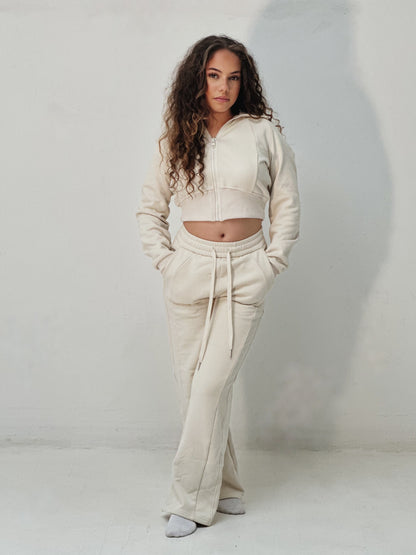 Offrez-vous un look à la fois confortable et raffiné avec cet ensemble sportswear femme premium, composé d’une veste courte en velours et d’un pantalon large fluide