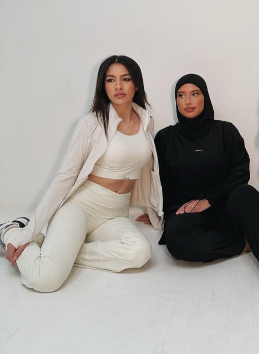 Ensemble performance blanc composée d'un legging taille haute gainant, d'une brassière avec un maintien optimale et d'une veste gainante avec une matière épaisse et invisible 