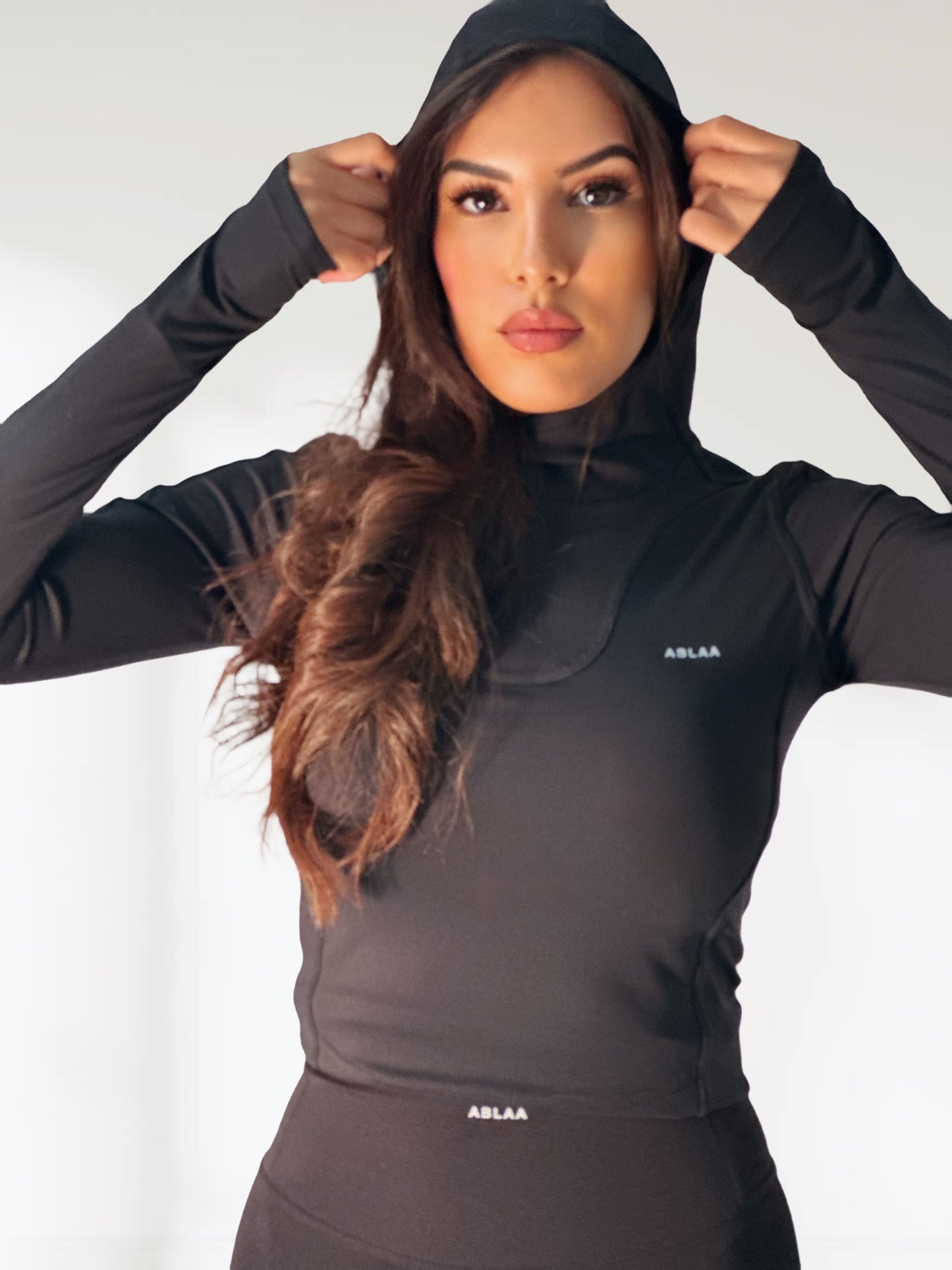 Haut de sport femme capuche intégrée – Confort gainant & style épuré