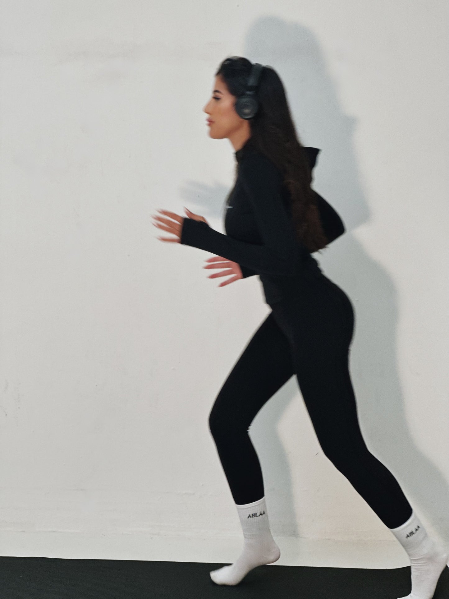Haut de sport femme capuche intégrée – Confort gainant & style épuré