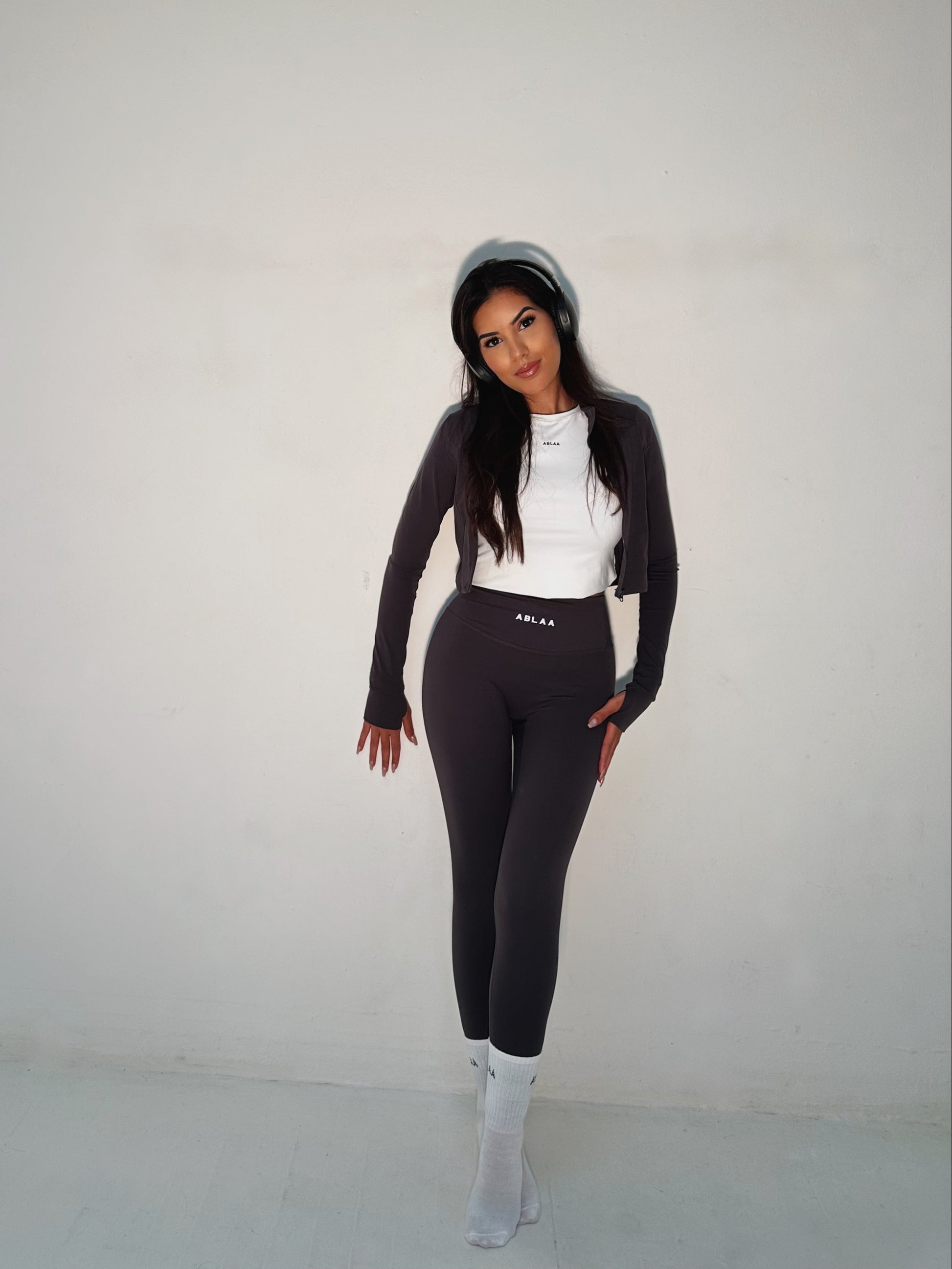 Ce legging push-up taille haute est conçu pour sublimer la silhouette tout en offrant un maintien optimal, aussi bien pour les entraînements intensifs que les activités douces comme le yoga ou le pilates.