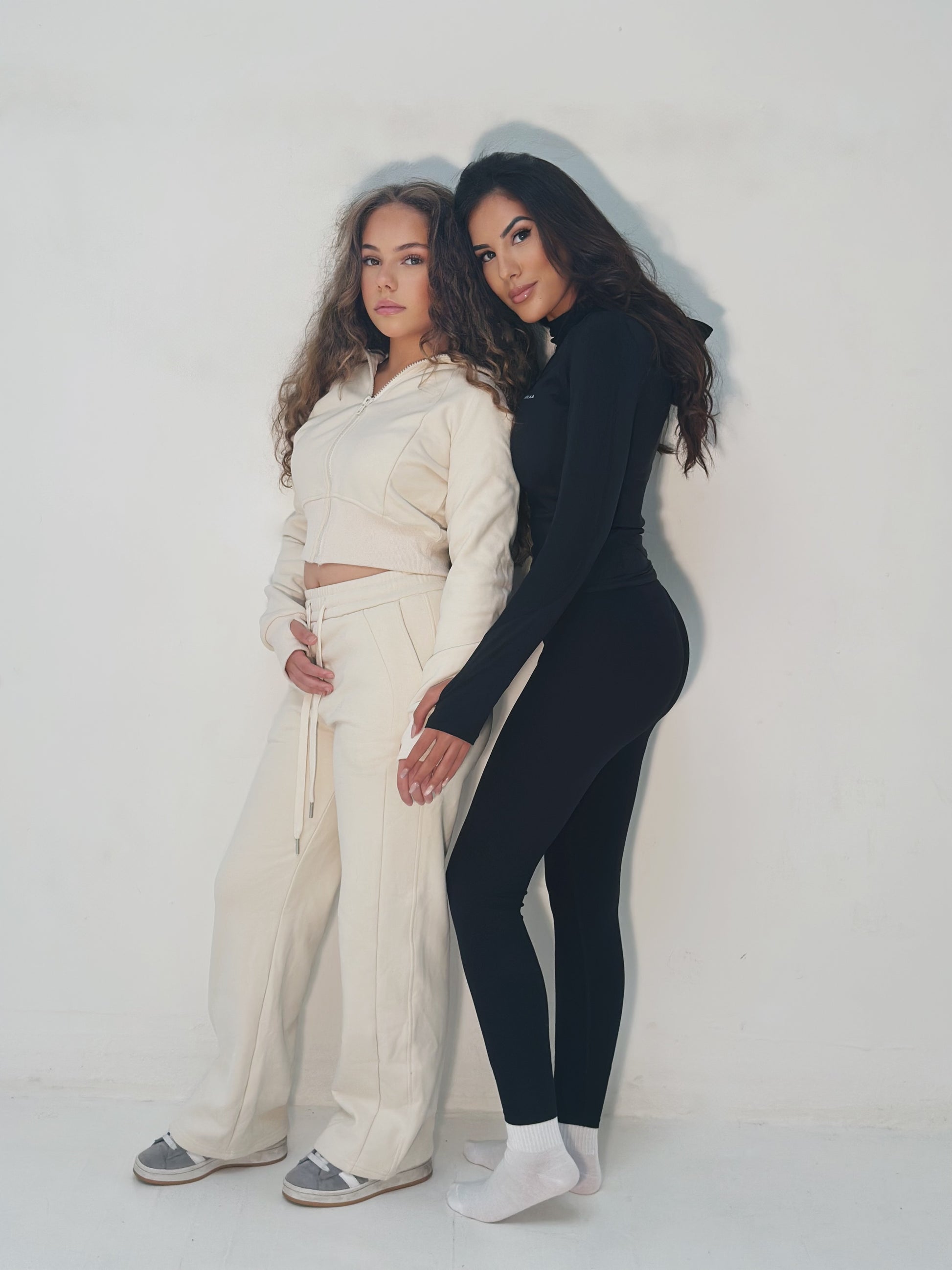 Ce legging de sport taille haute effet galbant est conçu pour sublimer la silhouette tout en offrant un maintien optimal sans compression.