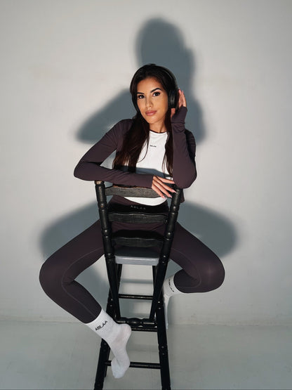Ce legging push-up taille haute est conçu pour sublimer la silhouette tout en offrant un maintien optimal, aussi bien pour les entraînements intensifs que les activités douces comme le yoga ou le pilates.