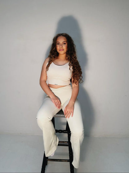 Pantalon Flare Blanc Femme Taille Haute – Confort sculptant sa coupe évasée en bas (flare) allonge visuellement les jambes, tandis que sa taille haute gainante offre un maintien optimal sans compression.