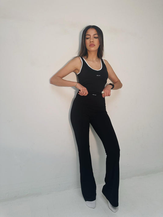 Ce pantalon flare femme à taille haute est conçu pour épouser la silhouette tout en assurant une liberté de mouvement totale. Sa coupe évasée en bas (flare)
