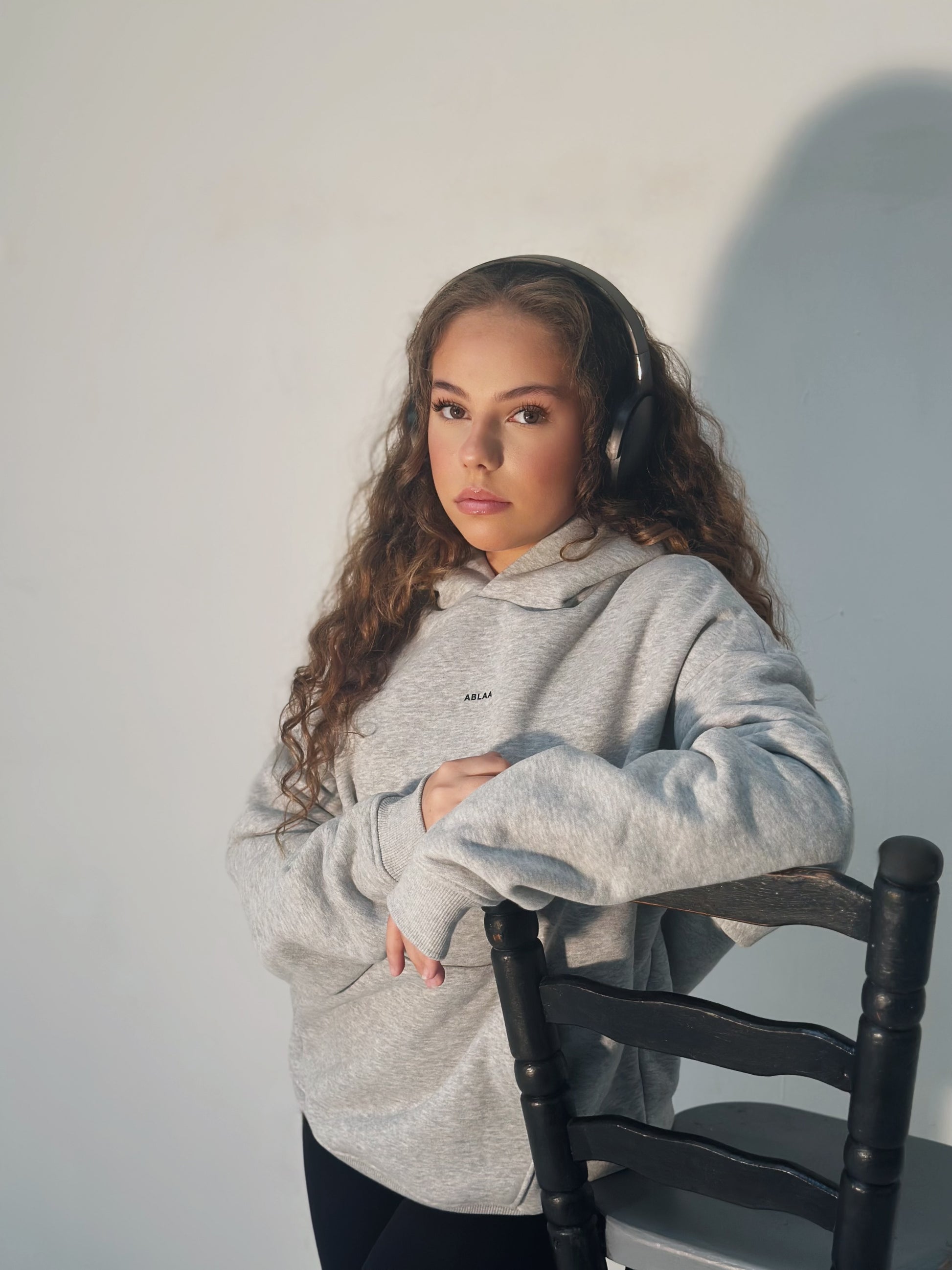 Adoptez un look confortable et affirmé avec notre sweat à capuche oversize, idéal pour les saisons froides. 