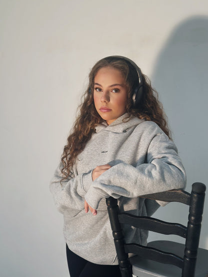 Adoptez un look confortable et affirmé avec notre sweat à capuche oversize, idéal pour les saisons froides. 