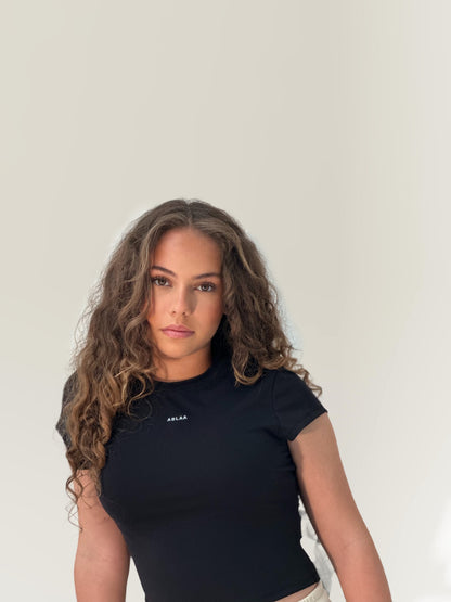 Pensé pour allier liberté de mouvement, confort et esthétique, ce t-shirt de yoga femme à manches courtes est l’allié parfait de vos séances douces ou dynamiques.
