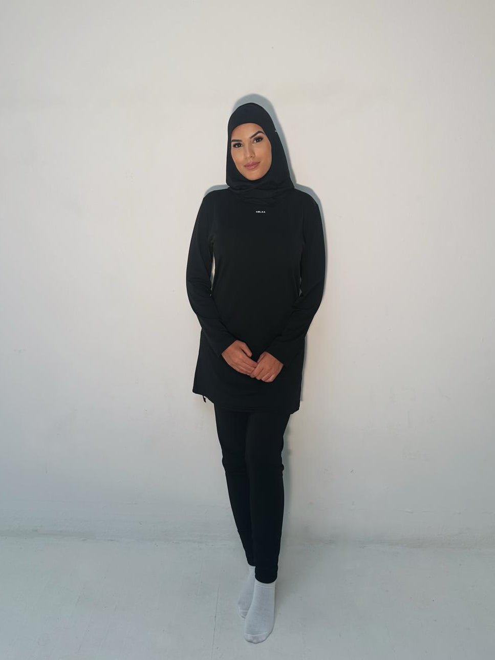 Pour les femmes voilées en quête de modestie, de confort et de praticité, cet ensemble sportswear avec hijab intégré 